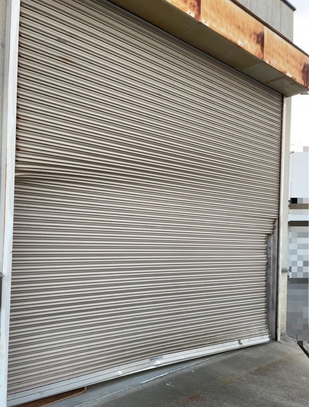 電動シャッター　スラット脱線　レール復旧