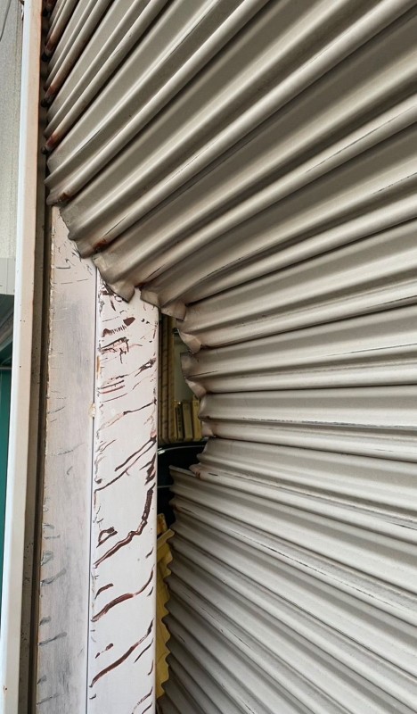 電動シャッター　スラット脱線　レール復旧