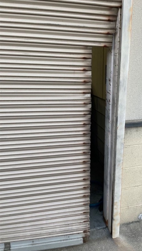 電動シャッター　スラット脱線　レール復旧