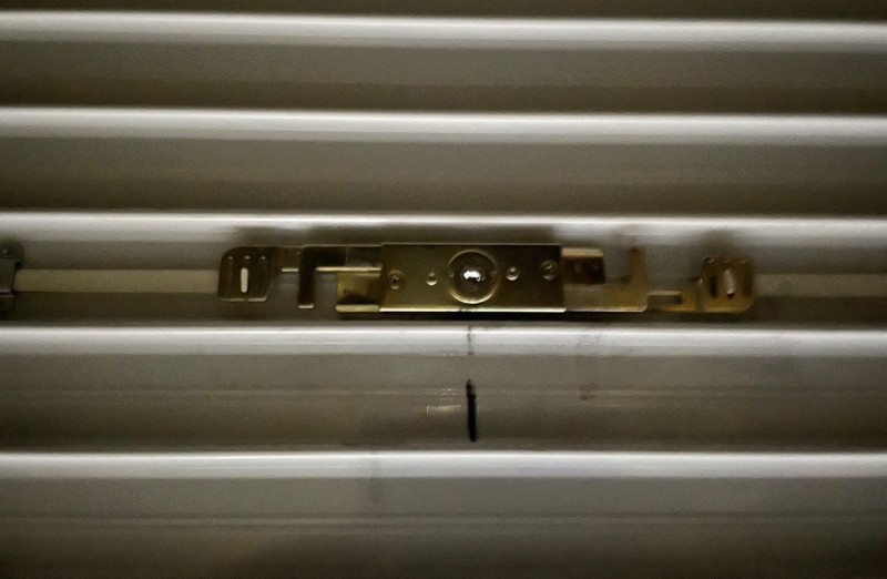 手動シャッター　内外錠交換作業