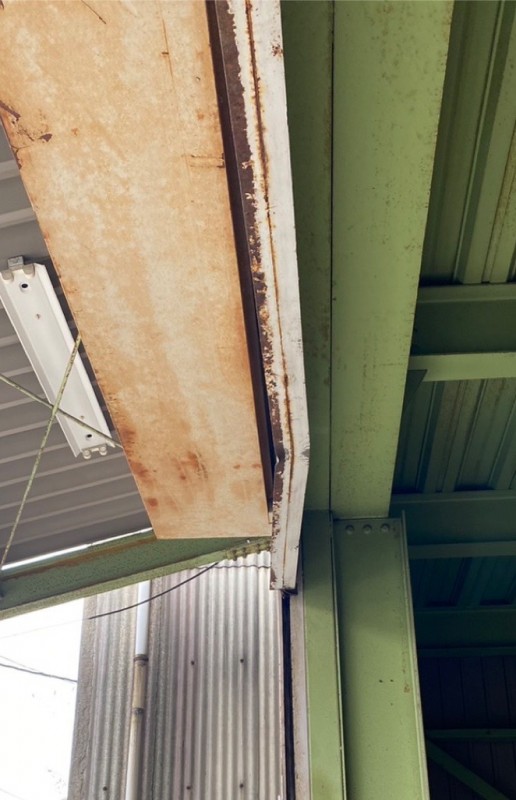 手動シャッター　座板・レール補修作業