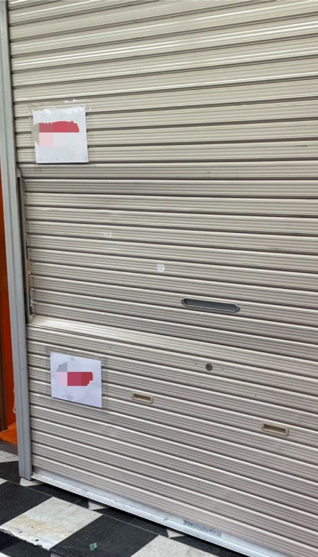 手動シャッター　スラット補修作業