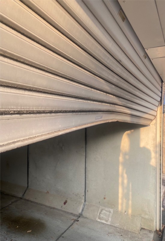 電動シャッター　スラット脱線復旧作業