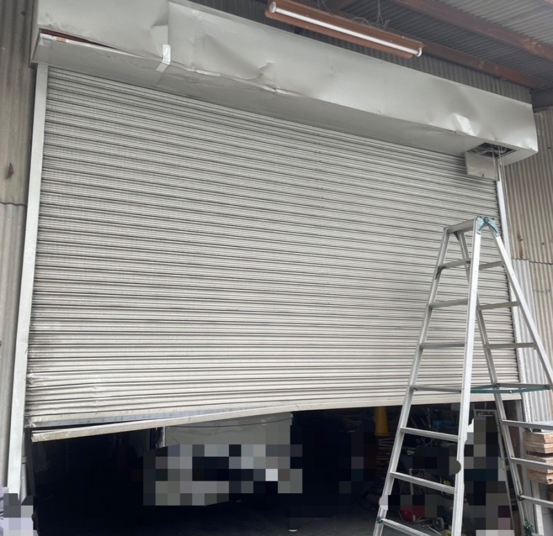 電動シャッター　スラット修理作業