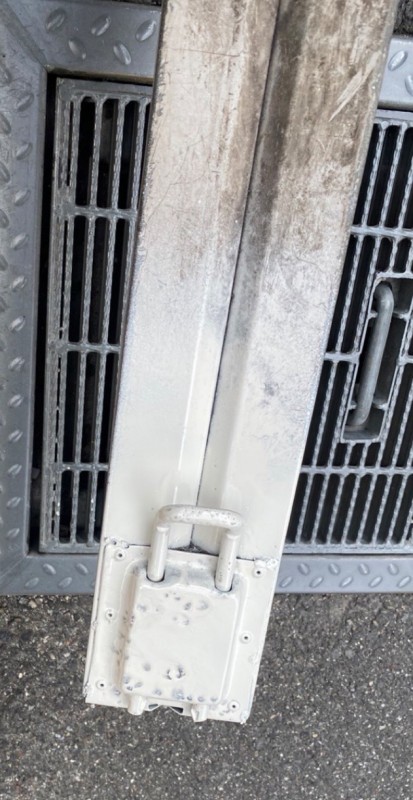 中柱　修理作業