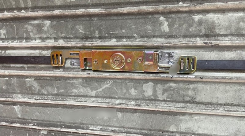 手動シャッター　内外錠交換作業