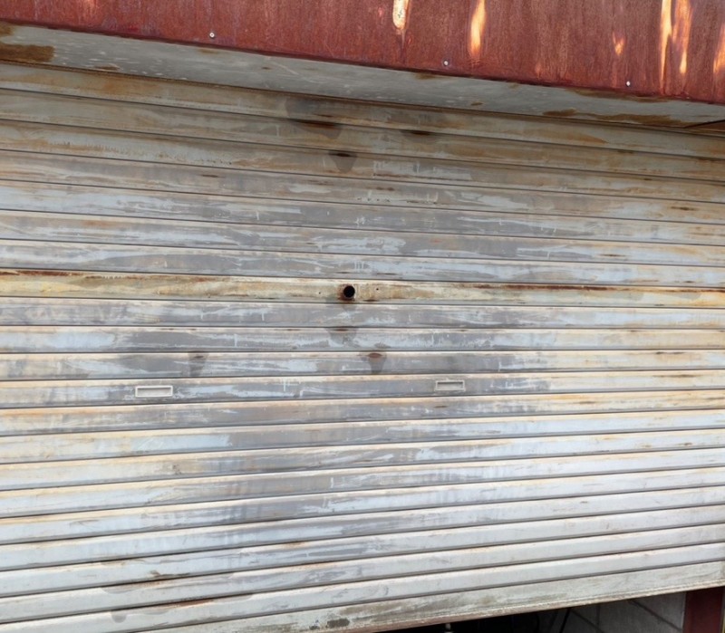 手動シャッター　内外錠交換作業