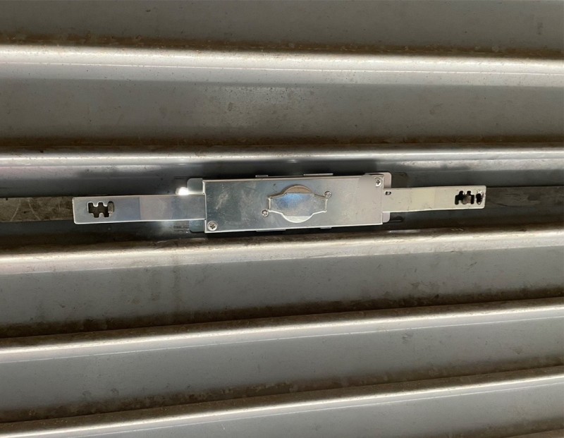 手動シャッター　内外錠交換作業