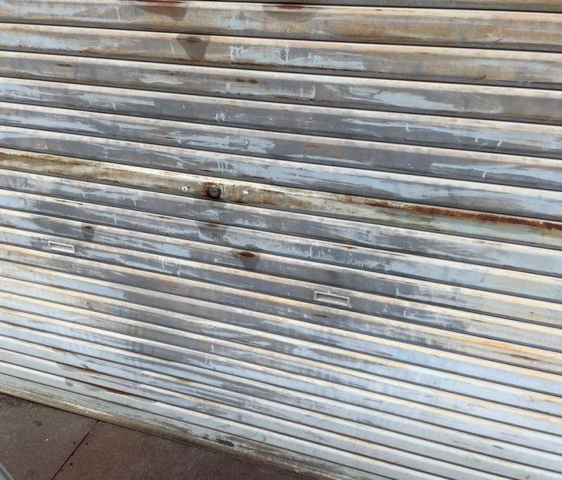 手動シャッター　内外錠交換作業