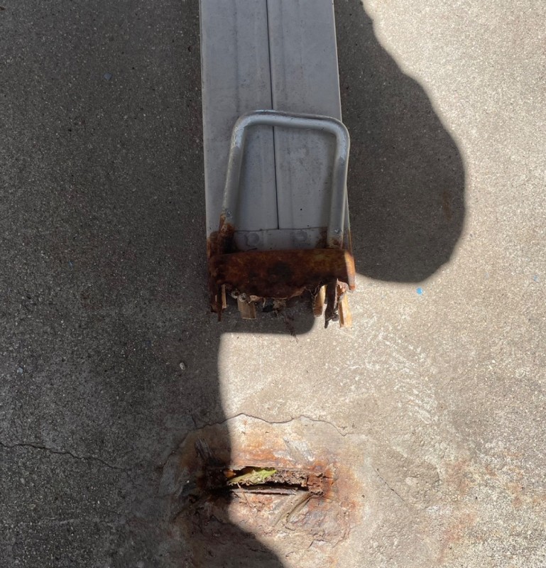 手動シャッター　中柱補修作業