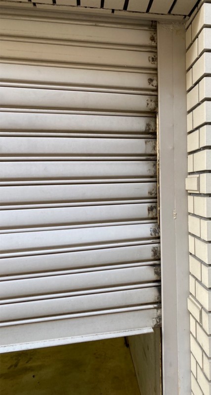 電動シャッター　スラット脱線復旧作業