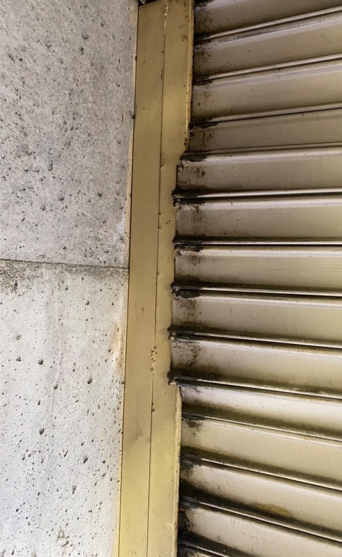 電動シャッター　スラット脱線復旧作業