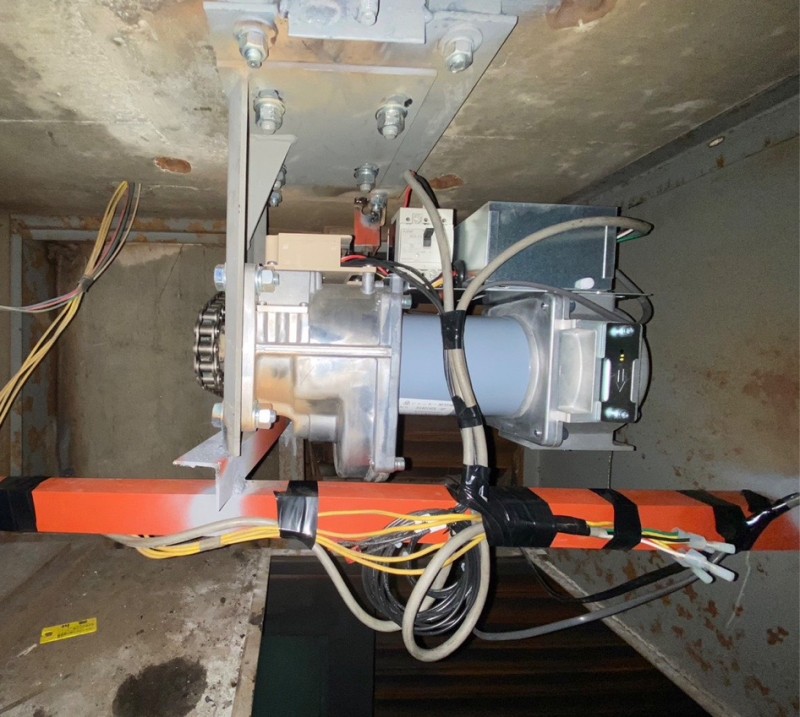 電動シャッター　開閉機交換・吊元交換工事