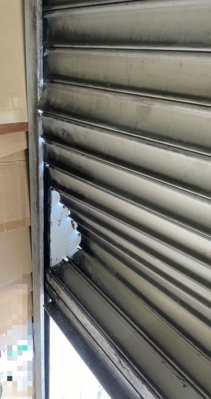 電動シャッター　スラット脱線復旧作業