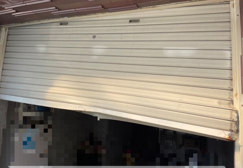 手動シャッター　スラット脱線復旧作業