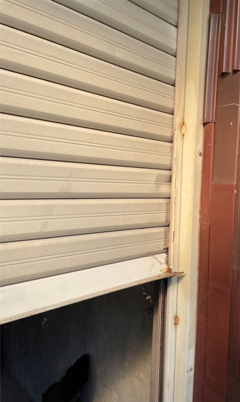 手動シャッター　スラット脱線復旧作業