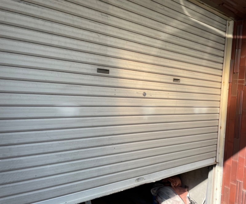 手動シャッター　スラット脱線復旧作業