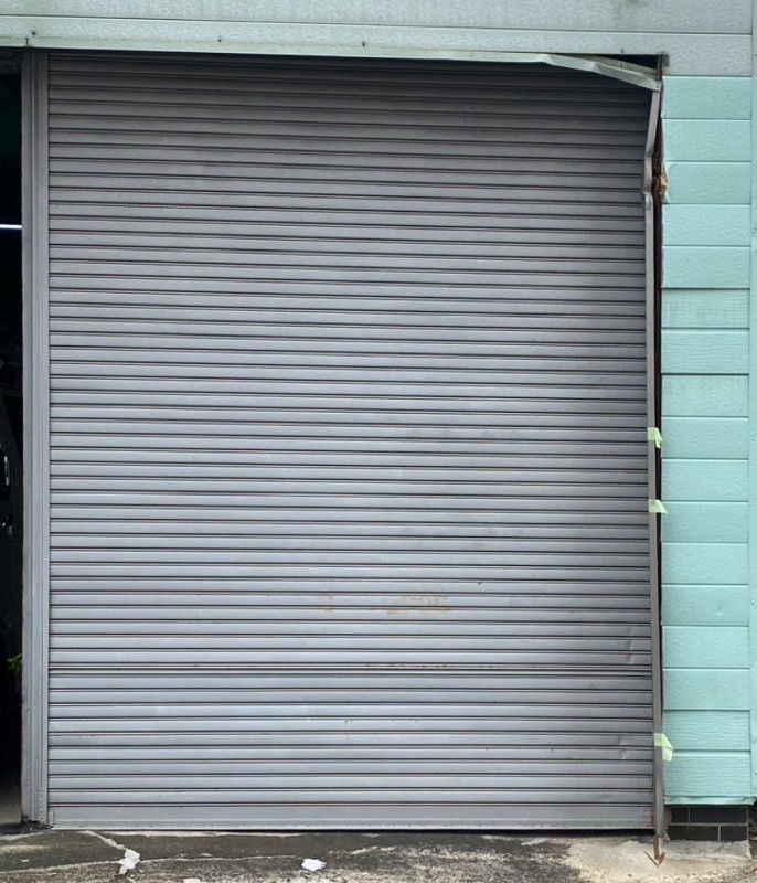 シャッター枠の修復作業