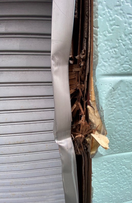 シャッター枠の修復作業