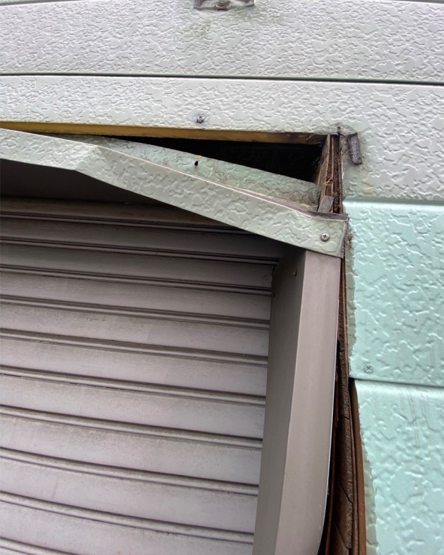 シャッター枠の修復作業