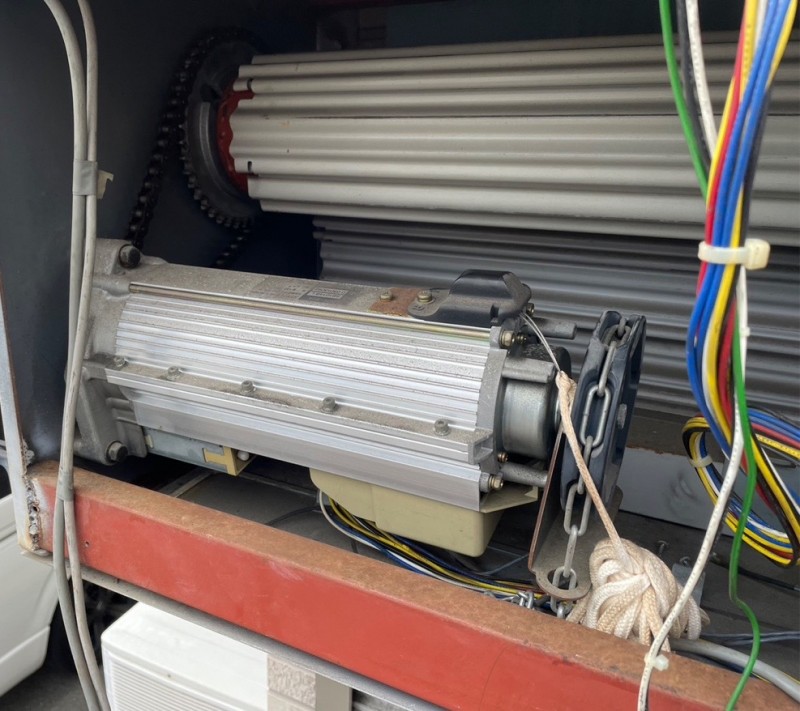 電動シャッター　開閉機交換工事