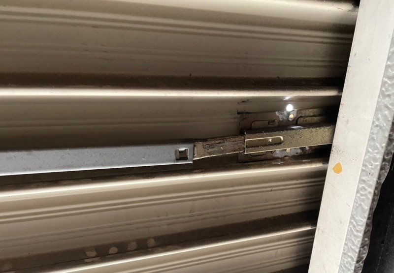 手動シャッター　ラッチ交換作業