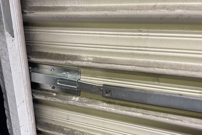 手動シャッター　ラッチ交換作業