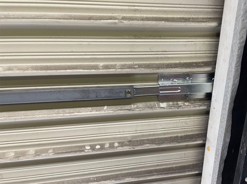 手動シャッター　ラッチ交換作業