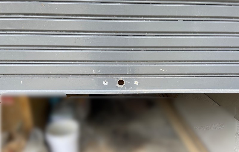 手動シャッター　内外錠交換作業