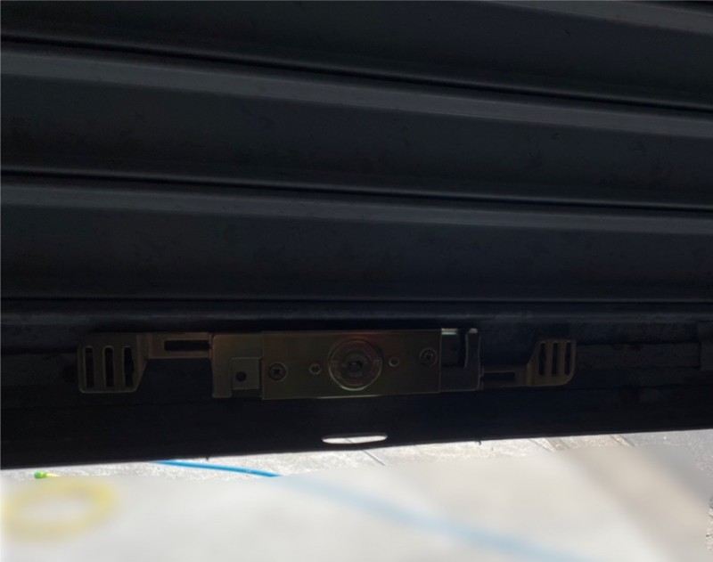 手動シャッター　内外錠交換作業