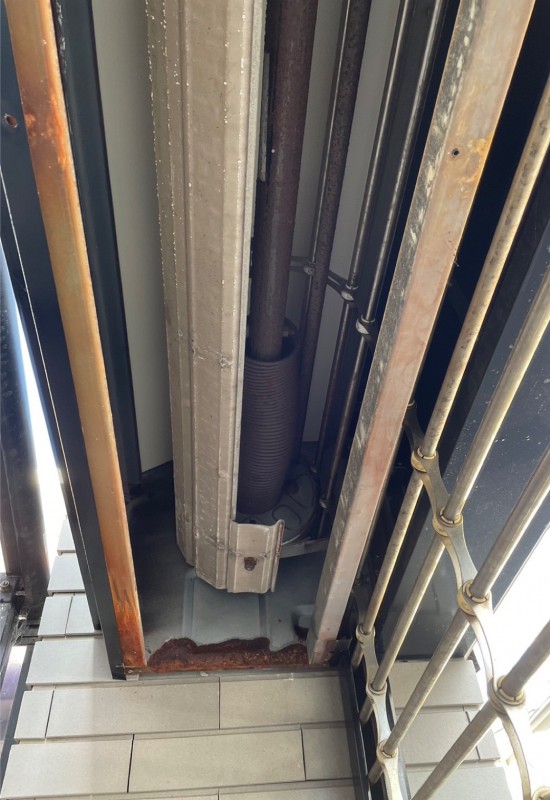 電動シャッター　バネ併用電動開閉機交換工事