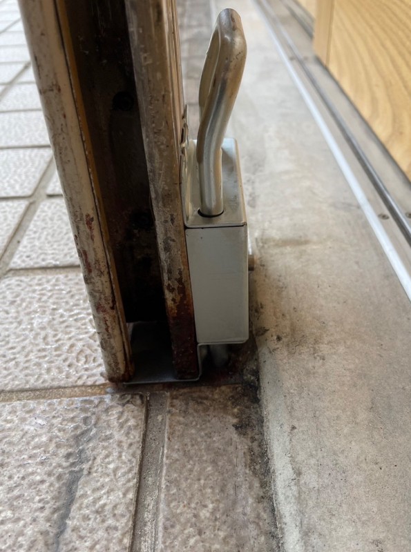 手動シャッター　中柱　補修作業