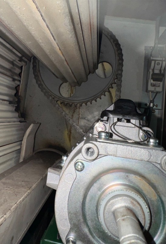 電動シャッター　開閉機交換工事