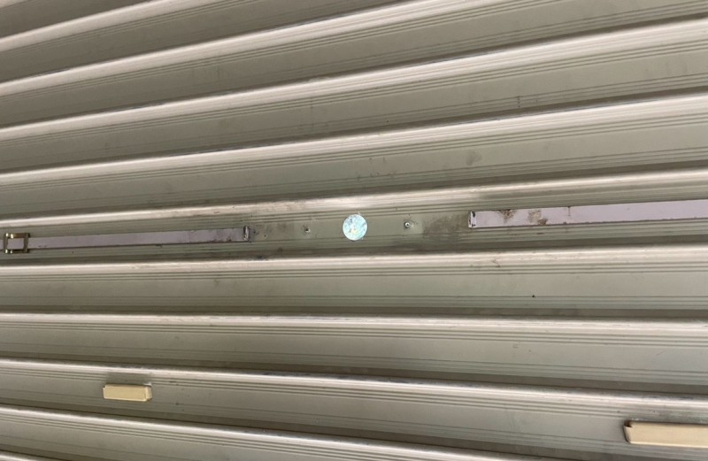 手動シャッター　内外錠交換作業