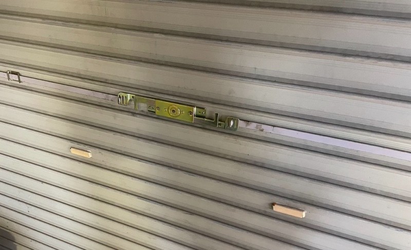 手動シャッター　内外錠交換作業