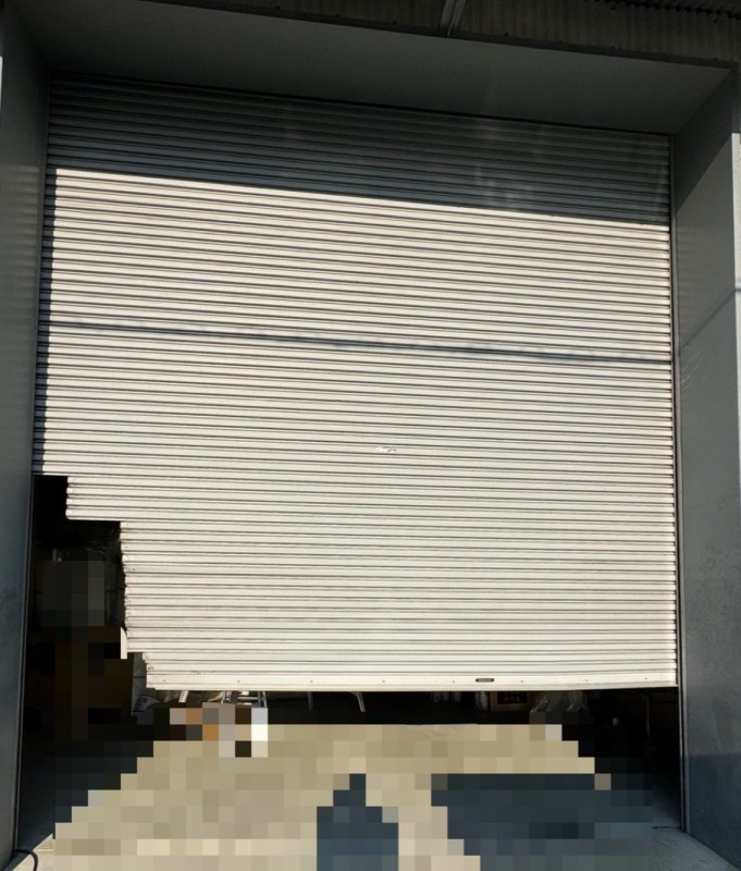 電動シャッター　スラット脱線復旧作業