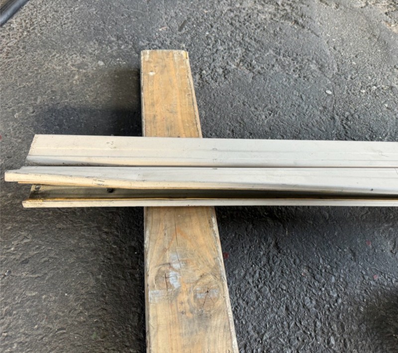 シャッター　中柱修理作業