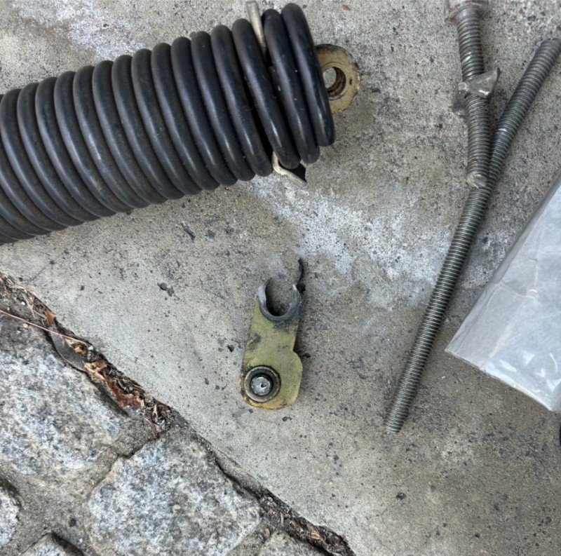 オーバードアシャッター　バネ修理作業