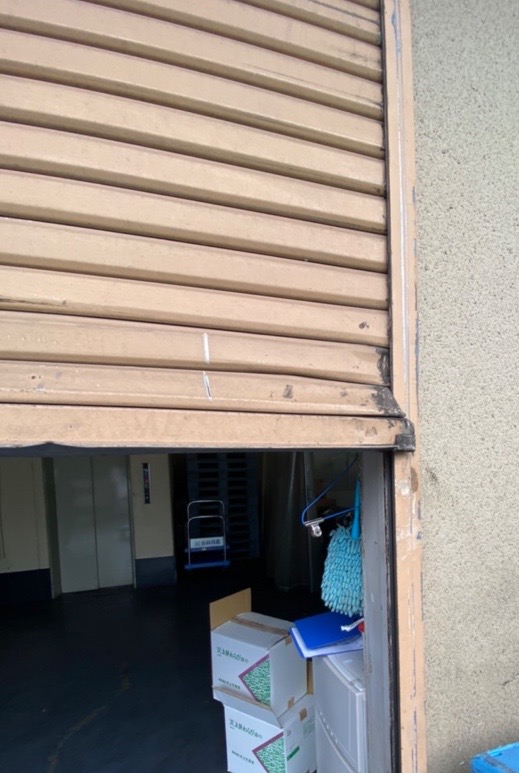 シャッター　スラット脱線復旧・水切り板金作業