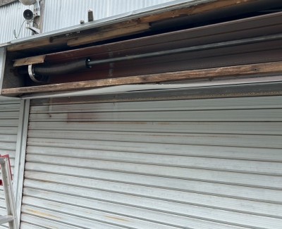 車庫　手動シャッター　シャフト交換工事
