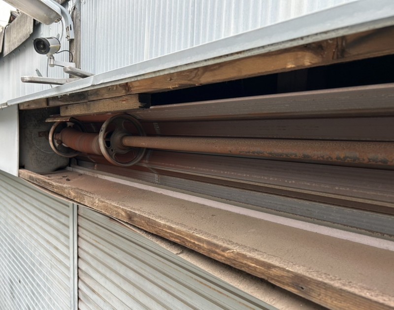 車庫　手動シャッター　シャフト交換工事