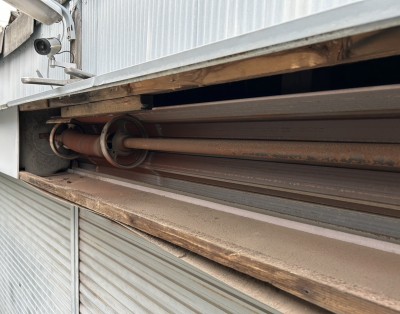 車庫　手動シャッター　シャフト交換工事
