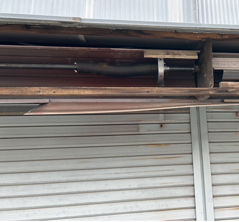 車庫　手動シャッター　シャフト交換工事