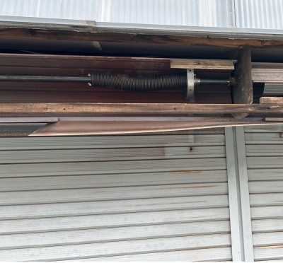 車庫　手動シャッター　シャフト交換工事