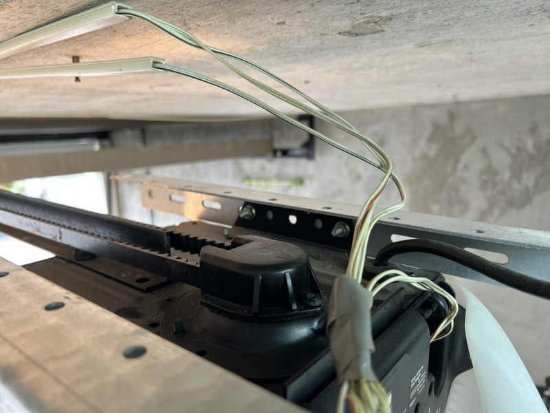 車庫　オーバードアシャッター　ベルト　交換工事