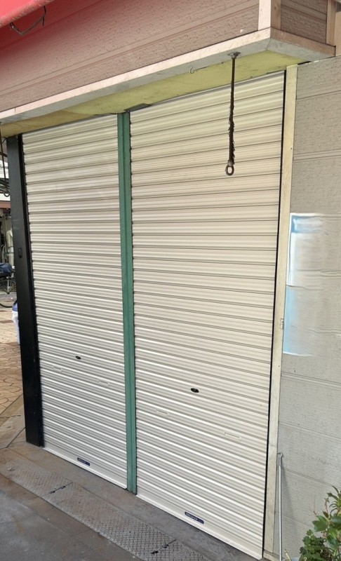 店舗　手動シャッター　スラット交換作業