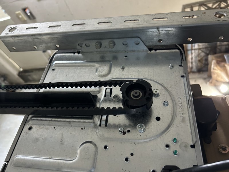 車庫　オーバードアシャッター　電動開閉機の交換工事