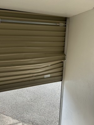 車庫シャッター　スラット脱線復旧作業