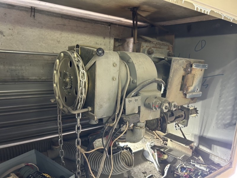 倉庫　電動シャッター　開閉機・非常電源装置交換工事