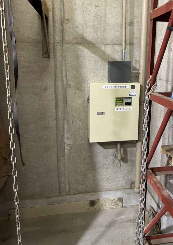 倉庫　電動シャッター　開閉機・非常電源装置交換工事